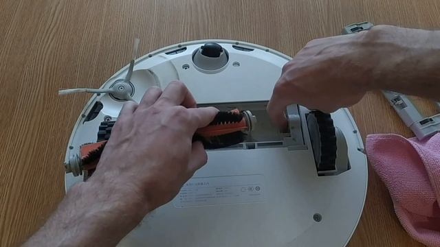 Обслуживание робота пылесоса Xiaomi Mi Robot Vacuum Cleaner 1S. Моем и меняем комплектующие. смотреть онлайн