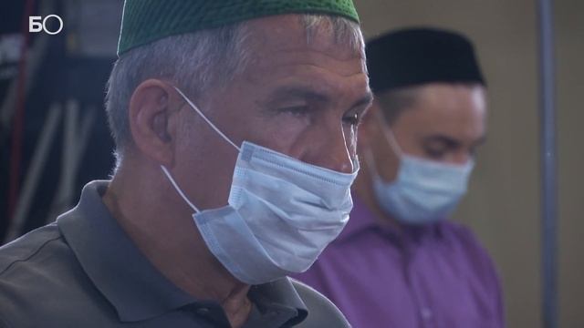 Рустам Минниханов посетил праздничный намаз Курбан-байрама смотреть онлайн