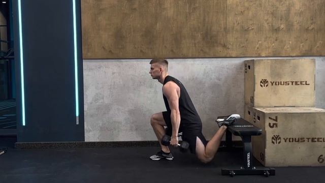 Болгарские выпады с гантелями . смотреть онлайн