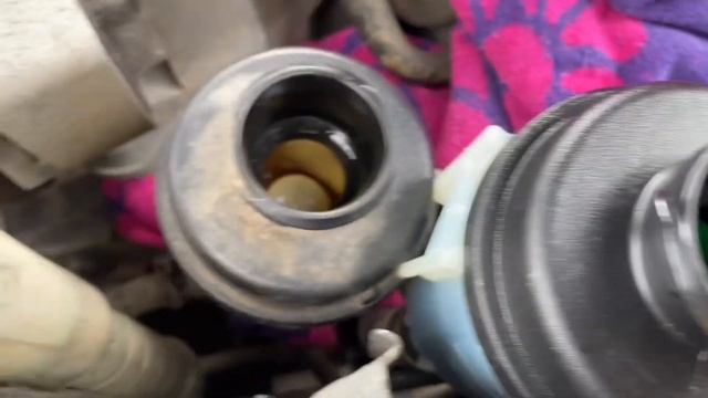 Power steering fluid/reservoir change on a Freelander 2 смотреть онлайн