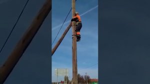 обучени электромантера или как правильно забираться на опору.