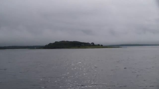 Из Кеми на Соловки. Виден берег. Подплываем. смотреть онлайн