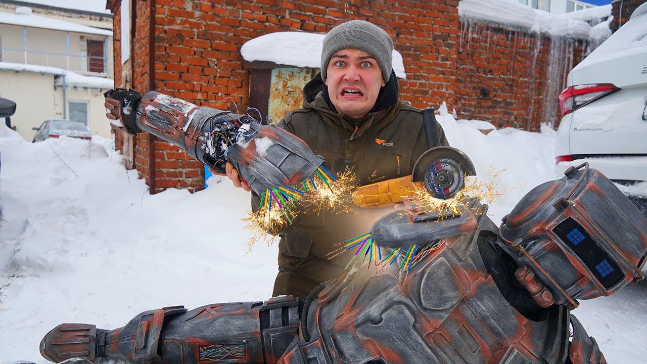 Чиним робота после битвы с Титанобоем!