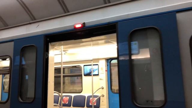 Электропоезд «81-760/761 (Ока)» на станции метро «Парк Победы» // 5 декабря 2021 года смотреть онлайн