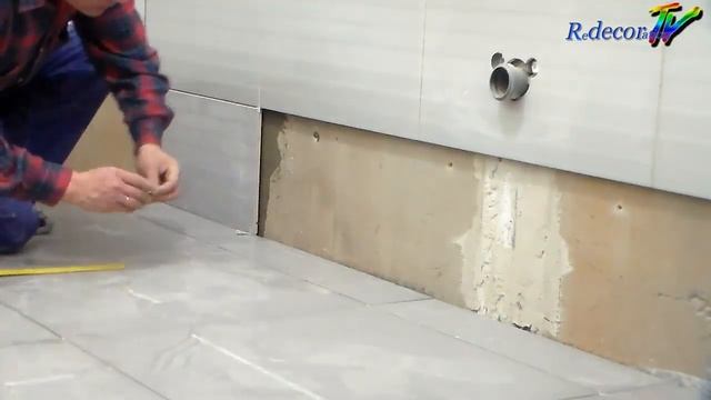 Установка нижнего ряда плитки на стене. смотреть онлайн