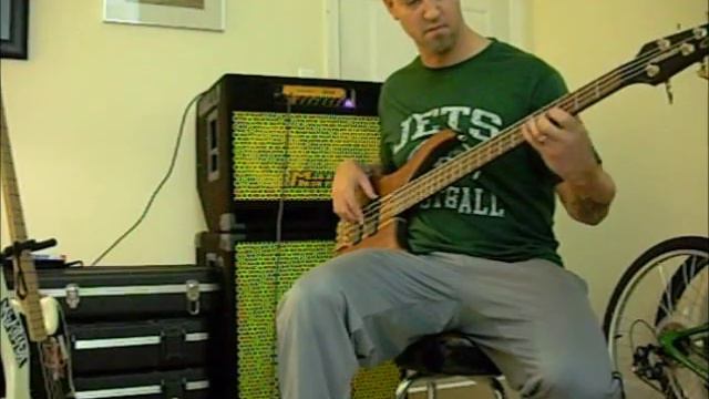 Peavey Cirrus (USA 1998 Model)  Vs. Fender Jazz (1999 American Std).wmv