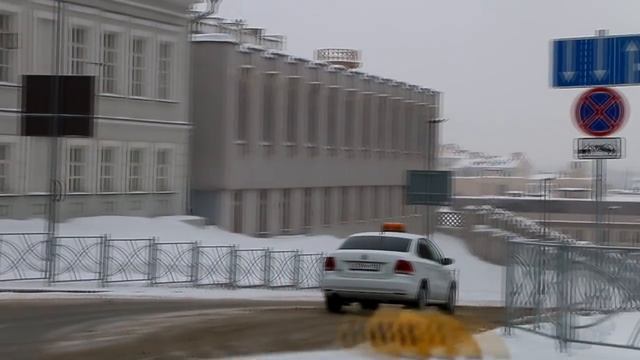 В центре Казани вновь ликвидировали пешеходный переход, отгородив его уродливым забором. смотреть онлайн
