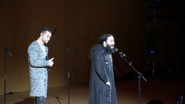 Отец Серафим Бит-Хариби вместе с эстрадным певцом. Рождественские чтения 2018 смотреть онлайн