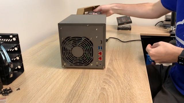 Raspberry Pi vs ASUSTOR NAS Head-to-Head Part 1 - Hardware смотреть онлайн