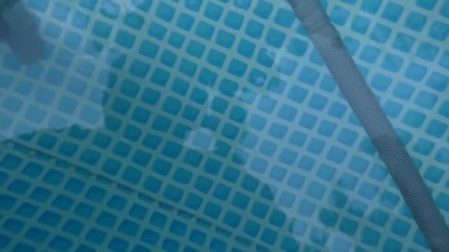 Как легко удалить грязь со дна бассейна. Лайфхак №16 смотреть онлайн