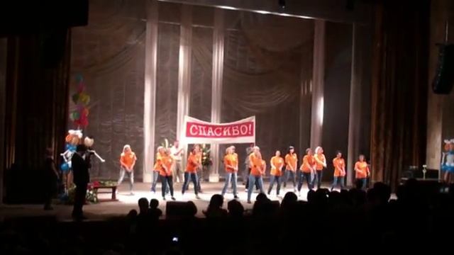 "Уходим красиво". Танцуют мамы выпускников. смотреть онлайн