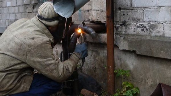 Приварка отвода электродом электродуговой сваркой. glavmex.ru