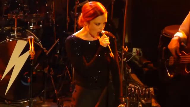 Sons of the Silent Age feat Shirley Manson: Boys Keep Swinging смотреть онлайн