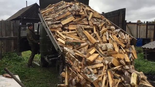 Уаз самосвал. Разгрузка сырой березы. смотреть онлайн