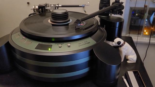 This is my own turntable. смотреть онлайн