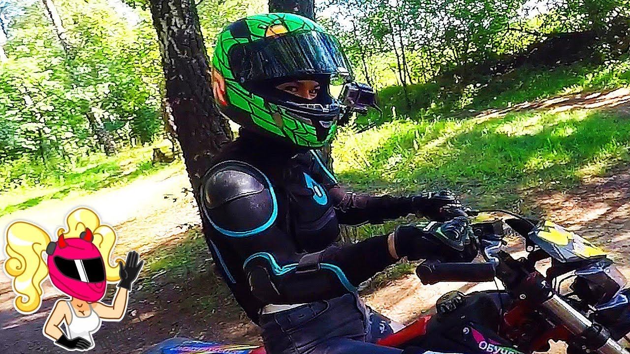 ДЕВУШКА на МОТОЦИКЛЕ в ПЕРВЫЙ РАЗ! ПАДЕНИЕ гарантировано... смотреть онлайн