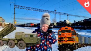 Грузовые поезда на жд мосту и военная техника на сортировочной станции