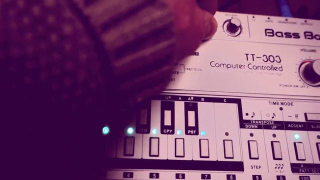 CYCLONE ANALOGIC TT-303 BASS BOT Mk. 1 vs. Mk. 2 смотреть онлайн