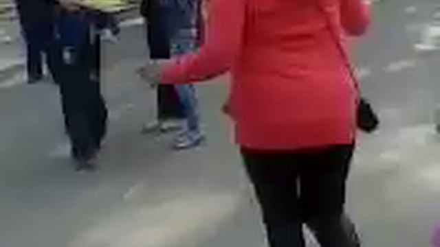 ПЬЯНЬ ТАНЦУЕТ ЗА СЕМЕЧКИ смотреть онлайн