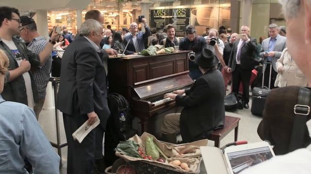 Chas Entertaining Commuters at Kings Cross St. Pancras смотреть онлайн