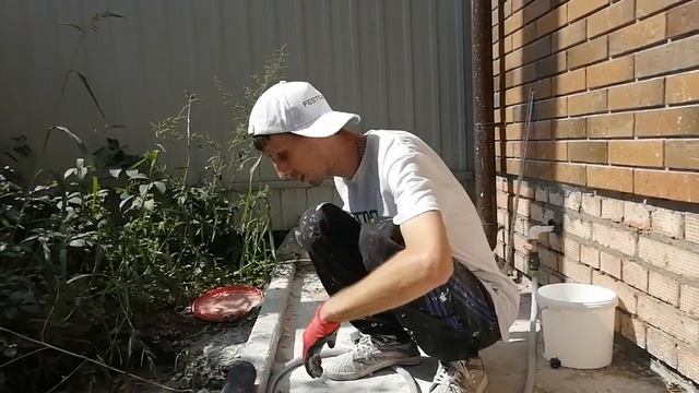 Отмываем шпаклевочный валик от окаменевшего гипса. смотреть онлайн