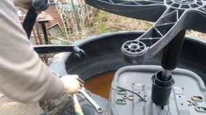 Как поменять колёса офисного кресла на пластиковой крестовине.