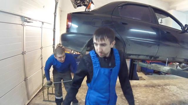Замена задних амортизаторов Shevy Lanos Shans/ Немного о нас смотреть онлайн