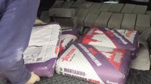 Две подпорные   стены: из кирпича и из брусчатки.