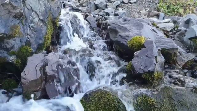 Водопад, красивая музыка на пианино, журчание природы смотреть онлайн
