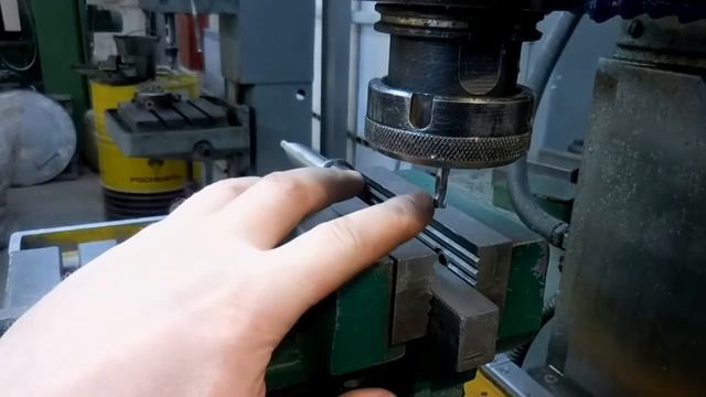 Шпоночный ПАЗ.  Как выставить фрезу по центру вала???