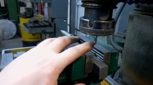 Шпоночный ПАЗ.  Как выставить фрезу по центру вала???