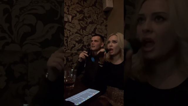 Наше исполнение песни «Младший лейтенант »? исполняет псевдо Аллегрова и Бэк вокалисты . смотреть онлайн