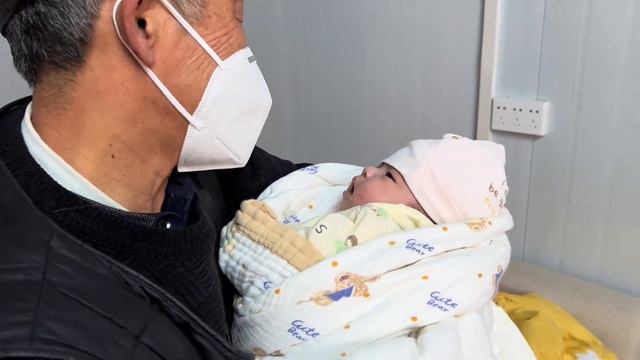 阿杰梦妍带上小安然，出发回湖南了，老妈也跟着一起去 смотреть онлайн