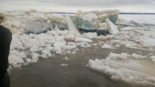 Огромные льдины наезжают! Люди в восторге На Оби лед идёт смотреть онлайн
