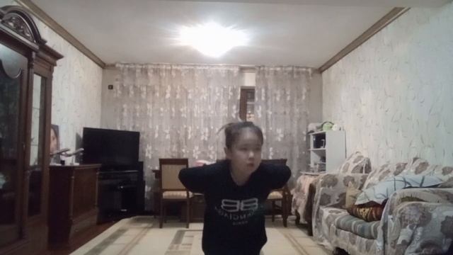 Привет,в этом видео я покажу разминку и пару упражнения на шпагат #гимнасика#шпагат#подптшись#лайк смотреть онлайн