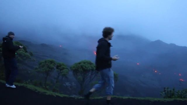 WE SAW LAVA IN GUATEMALA! — Pacaya Volcano Overnight Hike Vlog смотреть онлайн