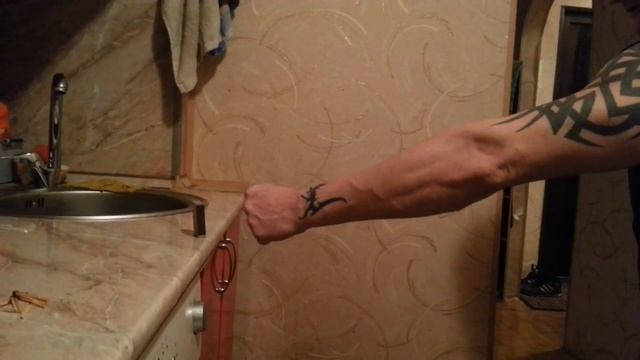Уронил пустой спичечный коробок  кулаком не дотрагиваясь