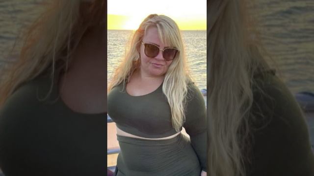 Curvy Model Coca Carly Biography, Fashion, Career, Wiki, Curvy Outfit, Net Worth