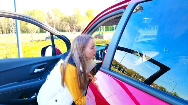 Мы в машине и детская песенка Колеса у автобуса крутятся смотреть онлайн