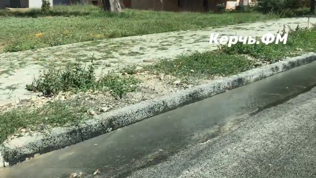Черноморскую улицу в Керчи заливает рекой пресная вода смотреть онлайн