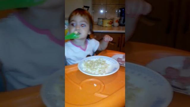 Учимся кушать вилкой. смотреть онлайн