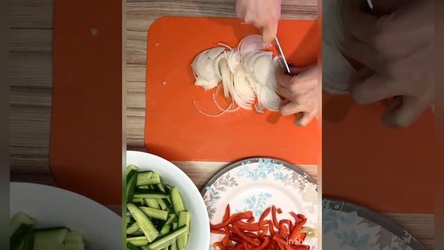 Салат Огурцы с мясом по-корейски! Гости будут в восторге, да и Вы тоже!)) Рецепт в описании⬇️ смотреть онлайн