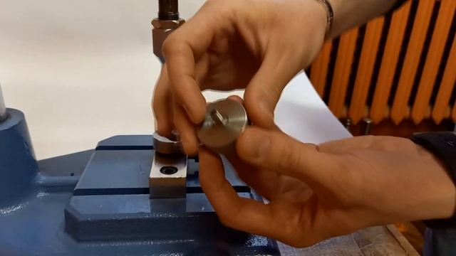 УСТАНОВКА ЛЮВЕРСОВ.ИСПОЛЬЗОВАНИЕ ВЫРУБКИ И МАТРИЦЫ смотреть онлайн