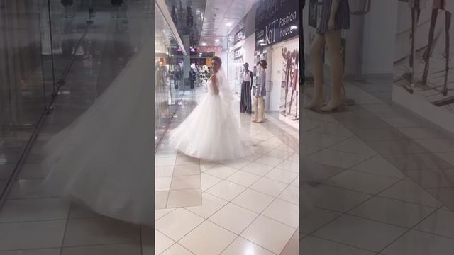 Показ свадебных платьев магазина FashionManufacture . Показ . Свадебные платья. смотреть онлайн