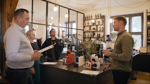 Kura kapsulu kafija ir visgaršīgākā? Aklā kafijas degustācija! | www.esmilukafiju.lv смотреть онлайн