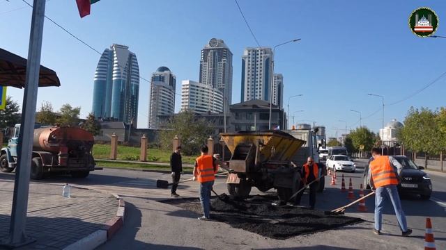 На дорогах Грозного проводится ямочный ремонт смотреть онлайн