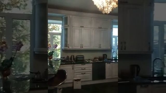 Кухня в классическом стиле ,фассад дуб, столешница из натурального камня смотреть онлайн