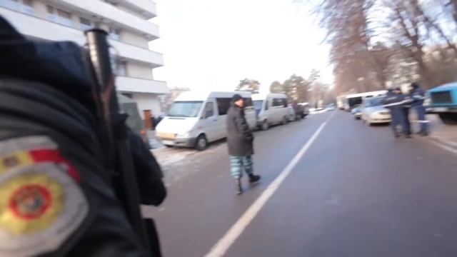 Охраники кавкалюка ломают камеру журналисту (24 января 2016) смотреть онлайн