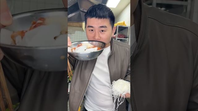 带丈母娘上米线店吃米线！必须亲自下厨招待，团团：好香呀！【杨翠花V】