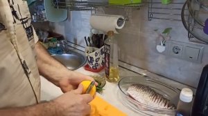 Готовим Леща в аэрогриле! Правильно чистим и потрошим!